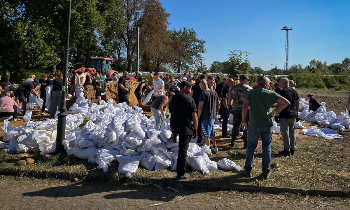 W mediach społecznościowych i przestrzeni publicznej pojawia się coraz więcej fałszywych informacji o przeciekaniu lub wysadzaniu wałów przeciwpowodziowych czy ewakuacjach mieszkańców – wskazał podinsp. Marcin Maludy z lubuskiej policji. Wobec autorów takich wiadomości będą wyciągane konsekwencje - dodał.