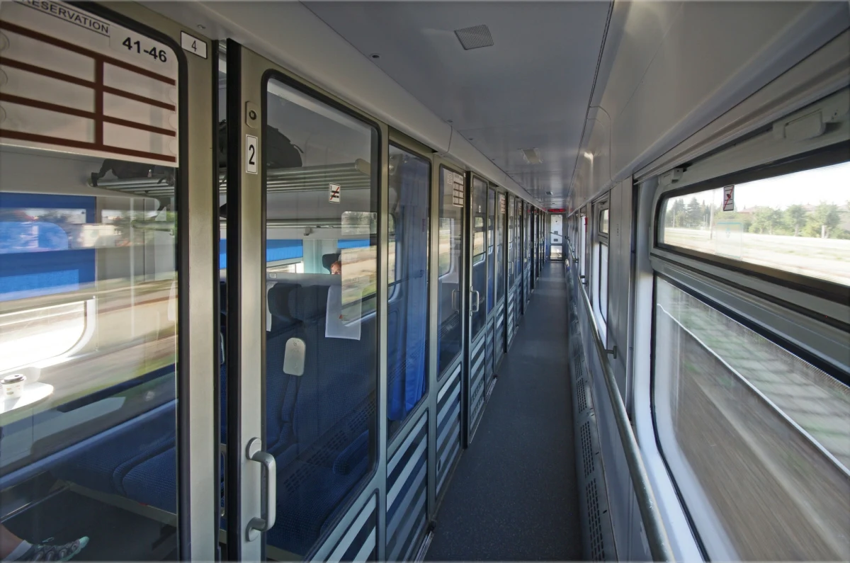 W poniedziałek trzeba liczyć się z opóźnieniami w ruchu niektórych pociągów, jadących z Katowic na wschód kraju. Z ponad 1,5-godzinnym opóźnieniem do Krakowa ma też dotrzeć skład Intercity Osterwa ze Szczecina. Ministerstwo Infrastruktury poinformowało, jakie kursy zostały zawieszone ze względu na sytuację powodziową.