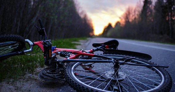 14-letni rowerzysta został potrącony przez auto osobowe w Łyszkowicach w woj. łódzkim. Chłopiec trafił do szpitala. 