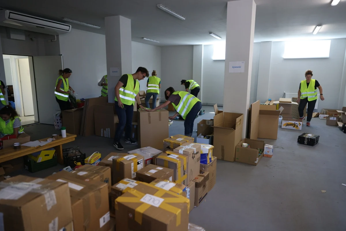 Al. Jana Pawła II 188 - to właśnie tam mieszkańcy Krakowa oraz całej Małopolski mogą przywozić artykuły potrzebne powodzianom z Opolszczyzny i Dolnego Śląska. Małopolanie okazali się niezwykle hojni, jednak teraz pilne potrzebni są wolontariusze do odbierania i pakowania darów, a także porządkowania magazynu.