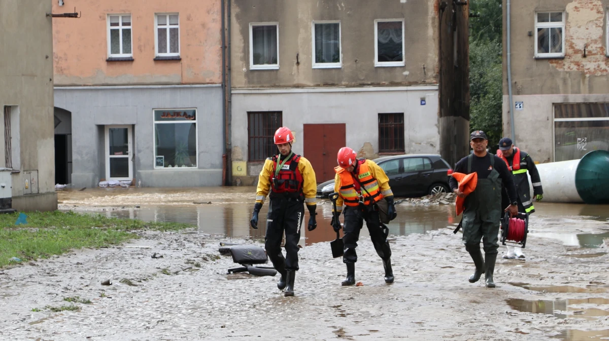"Ryzyko epidemii na terenach powodziowych uważamy za niskie" - podkreślił Główny Inspektor Sanitarny dr Paweł Grzesiowski. Sanepid przygotował wytyczne dla powodzian. Dotyczą one m.in. kwestii korzystania z przydomowych studni i bezpłatnych szczepień. 