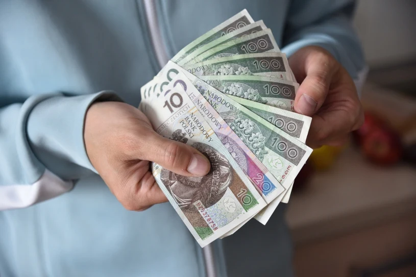 Co najmniej 1143 zł na rękę. Komu przysługuje renta szkoleniowa?