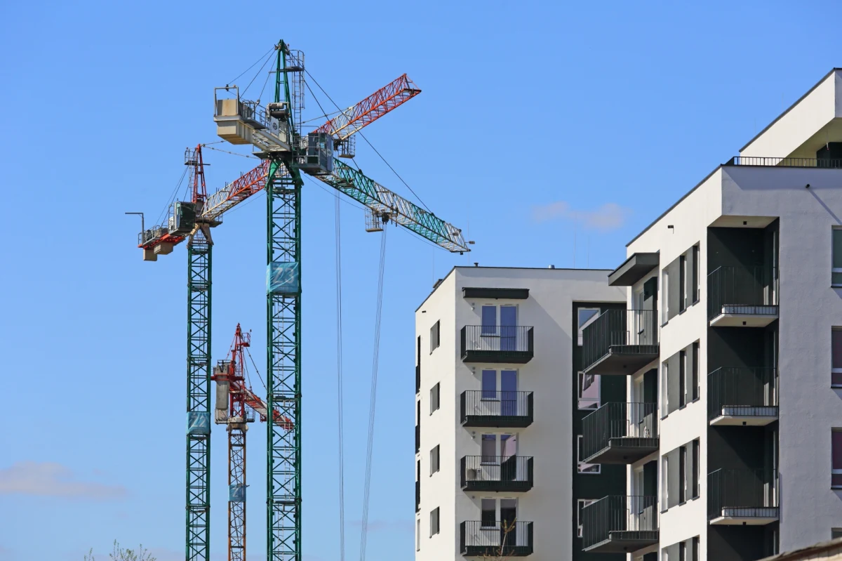 Najnowsze dane Głównego Urzędu Statystycznego pokazują, że w sierpniu pracy w budownictwie było aż o 9,6 proc. mniej niż przed rokiem. "To będzie przekładało się na coraz wyższe ceny mieszkań" - zwraca uwagę dziennikarz RMF FM Krzysztof Berenda.