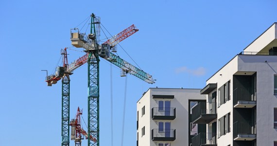 Najnowsze dane Głównego Urzędu Statystycznego pokazują, że w sierpniu pracy w budownictwie było aż o 9,6 proc. mniej niż przed rokiem. "To będzie przekładało się na coraz wyższe ceny mieszkań" - zwraca uwagę dziennikarz RMF FM Krzysztof Berenda.