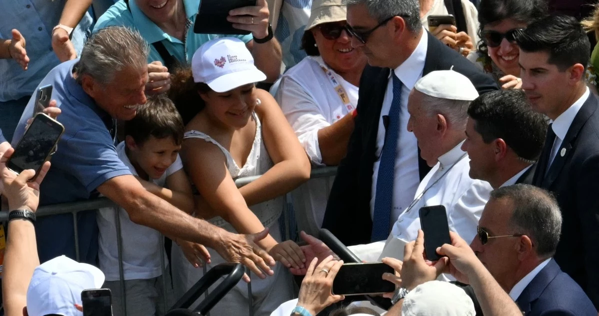 Papież Franciszek w tłumie wiernych 