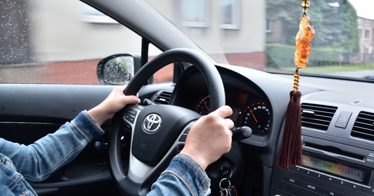 Dlaczego samochód drży w czasie jazdy? Sprawdź najczęstszą przyczynę