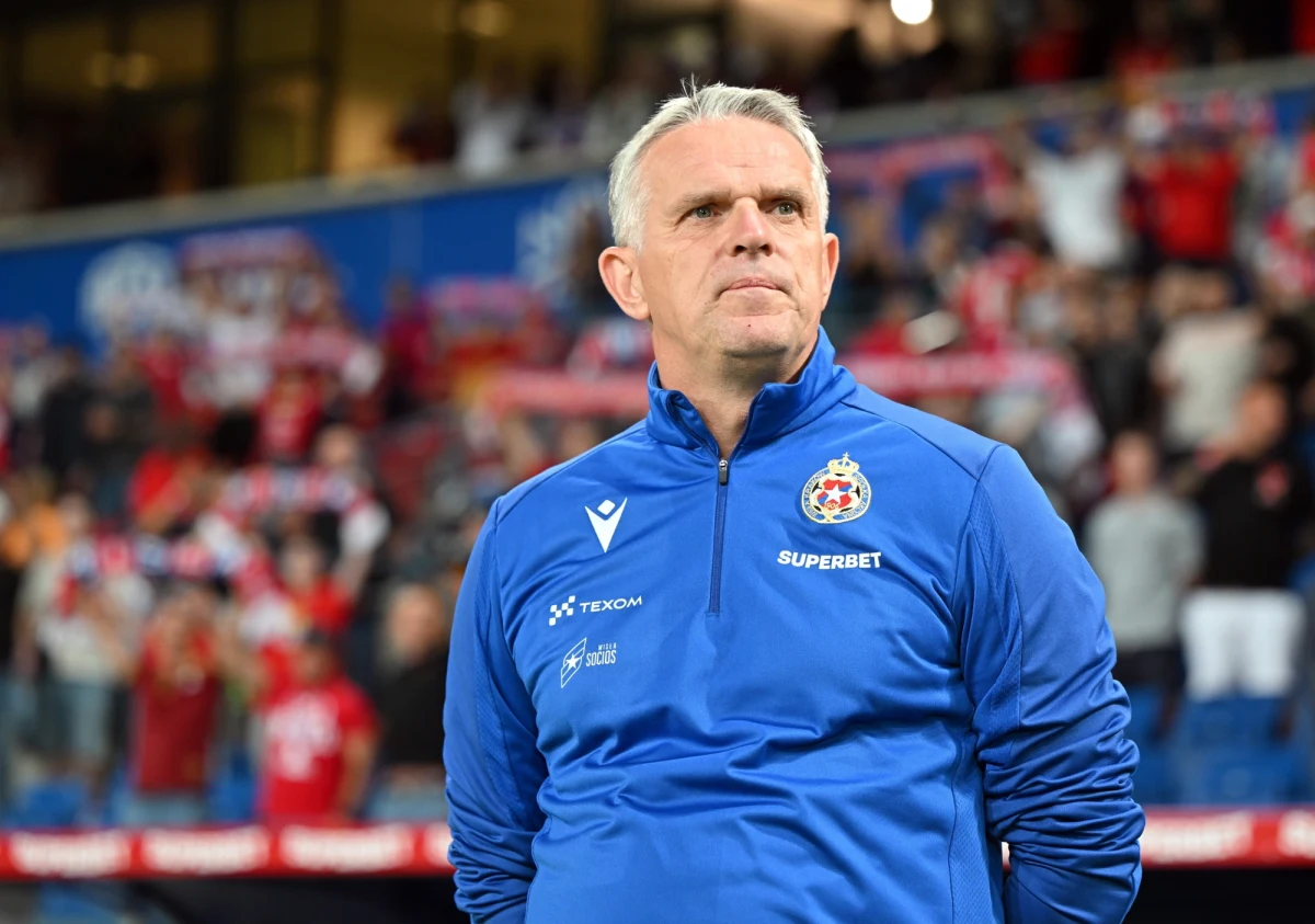 Kazimierz Moskal nie jest już trenerem piłkarzy pierwszoligowej Wisły - poinformował krakowski klub. Z Wisły odszedł także jego asystent Marcin Pogorzała i Jarosław Krzoska - kierownik pierwszej drużyny.