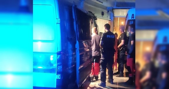 Rodząca kobieta utknęła samochodem na zalanej drodze i potrzebowała pomocy podczas przejazdu do szpitala w lubuskiej Nowej Soli. Przez zalane tereny eskortowali ją policjanci, dzięki czemu kobieta szczęśliwe dotarła do celu.