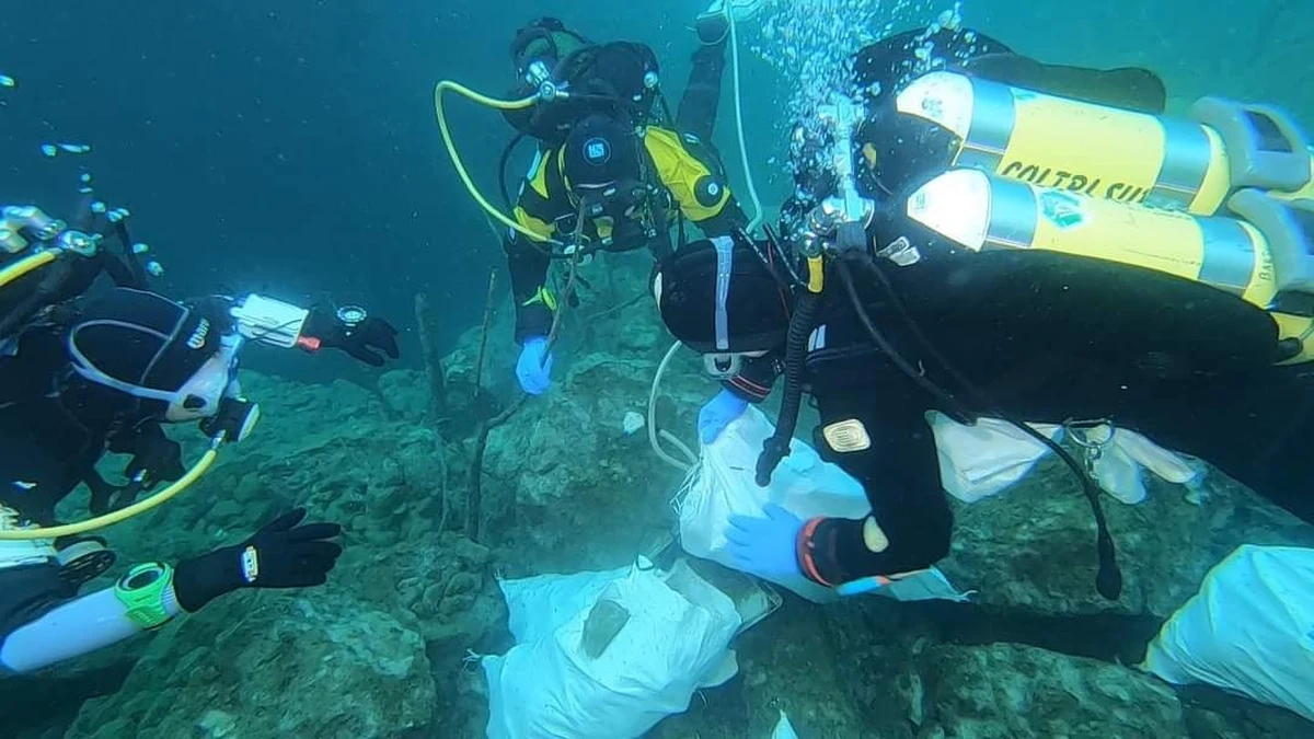 Plastikowe i szklane butelki, sprzęt elektroniczny, opony, ale też zegarek, sofa i sześć wózków sklepowych - takie śmieci płetwonurkowie wyłowili z krakowskiego zbiornika Zakrzówek.