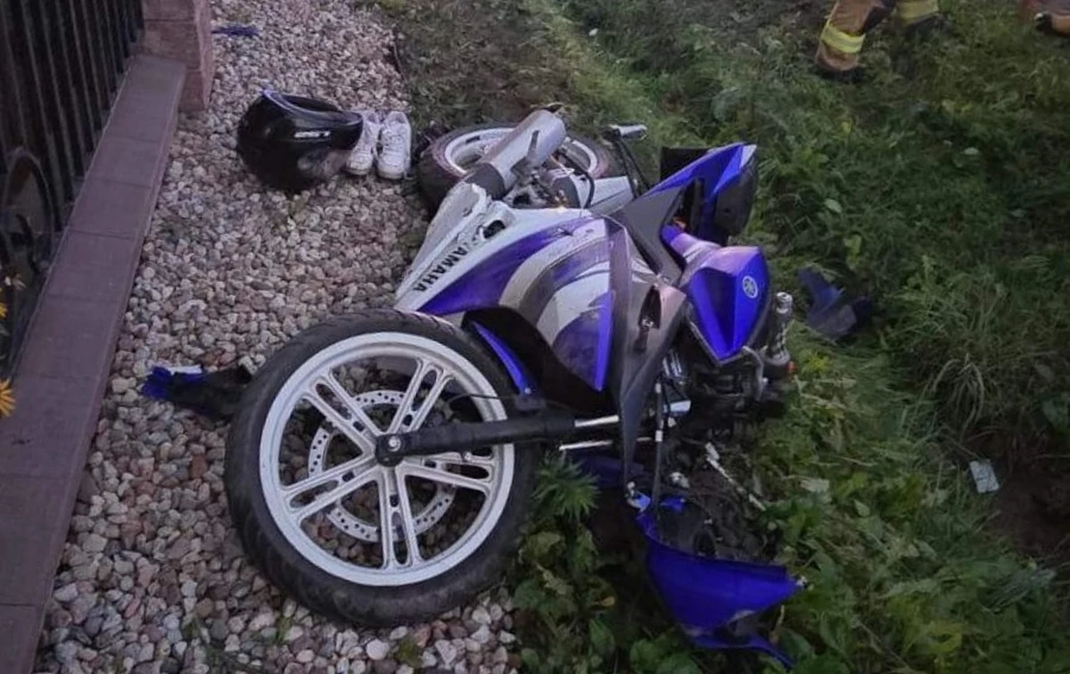 16-letni motocyklista z ciężkimi obrażeniami ciała trafił do szpitala w Ciechanowie. Nastolatek stracił panowanie nad pojazdem, zjechał do rowu i uderzył w ogrodzenie posesji. Do wypadku doszło w Niedzborzu w Mazowieckiem po tym, jak na drogę, wybiegło kilka psów. 