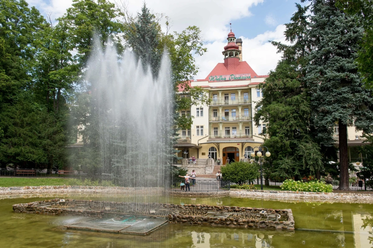 "Nie zostawiajcie Polanicy-Zdrój" – apelują władze uzdrowiska na Dolnym Śląsku. Miasto w ogóle nie zostało dotknięte przez powódź, ale turyści masowo odwołują pobyty, obawiając się skutków żywiołu. Podobnie jest także w innych popularnych miejscowościach. Sprawie z bliska przyjrzała się reporterka RMF FM Martyna Czerwińska.