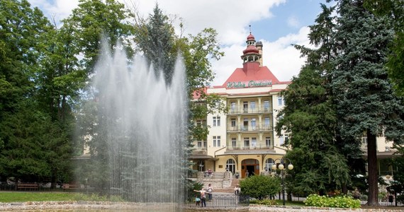 "Nie zostawiajcie Polanicy-Zdrój" – apelują władze uzdrowiska na Dolnym Śląsku. Miasto w ogóle nie zostało dotknięte przez powódź, ale turyści masowo odwołują pobyty, obawiając się skutków żywiołu. Podobnie jest także w innych popularnych miejscowościach. Sprawie z bliska przyjrzała się reporterka RMF FM Martyna Czerwińska.