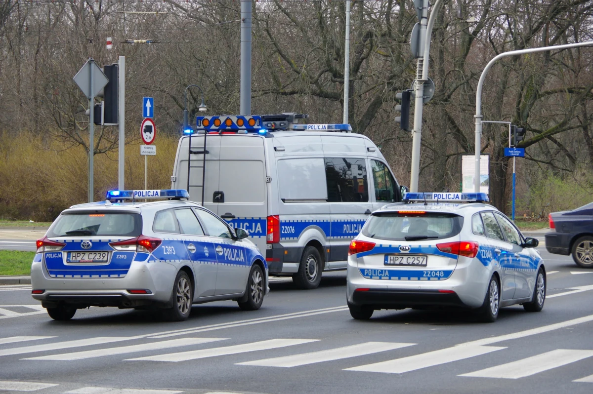 Policja poszukuje mężczyzny, który w poniedziałek rano - w okolicach wiaduktu przy ul. Płockiej w Ciechanowie - potrącił jadącego na rowerze 11-latka, a potem próbował wciągnąć go do samochodu. Gdy to się nie udało, odjechał. Według nieoficjalnych informacji, mężczyzna porusza się srebrnym Fordem Focusem na warszawskich tablicach rejestracyjnych.
