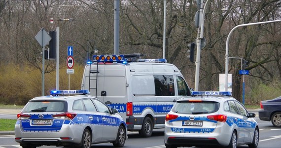 Policja poszukuje mężczyzny, który w poniedziałek rano - w okolicach wiaduktu przy ul. Płockiej w Ciechanowie - potrącił jadącego na rowerze 11-latka, a potem próbował wciągnąć go do samochodu. Gdy to się nie udało, odjechał. Według nieoficjalnych informacji, mężczyzna porusza się srebrnym Fordem Focusem na warszawskich tablicach rejestracyjnych.