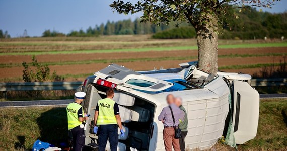 Kielecka prokuratura wszczęła śledztwo w sprawie wypadku busa, którym podróżowali młodzieżowi piłkarze Alitu Ożarów. W sobotę w Lechowie w Świętokrzyskiem pojazd wypadł z drogi i uderzył w drzewo. Zginął 65-letni kierowca i 43-letni trener drużyny.