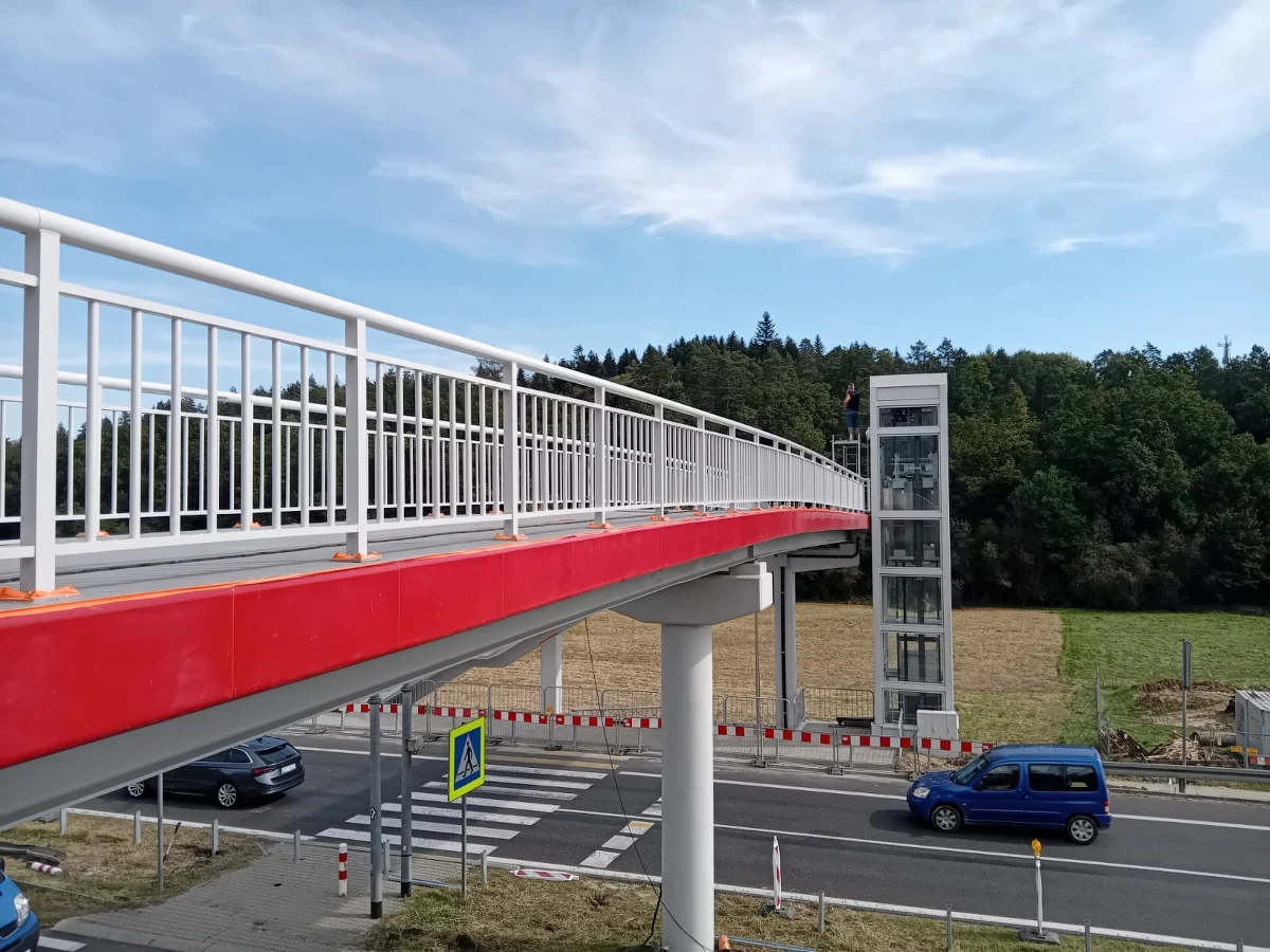 "Zakończyliśmy budowę kładki w Głogoczowie. Planujemy otworzyć ją dla pieszych we wtorek" - poinformowała Generalna Dyrekcja Dróg Krajowych i Autostrad. 