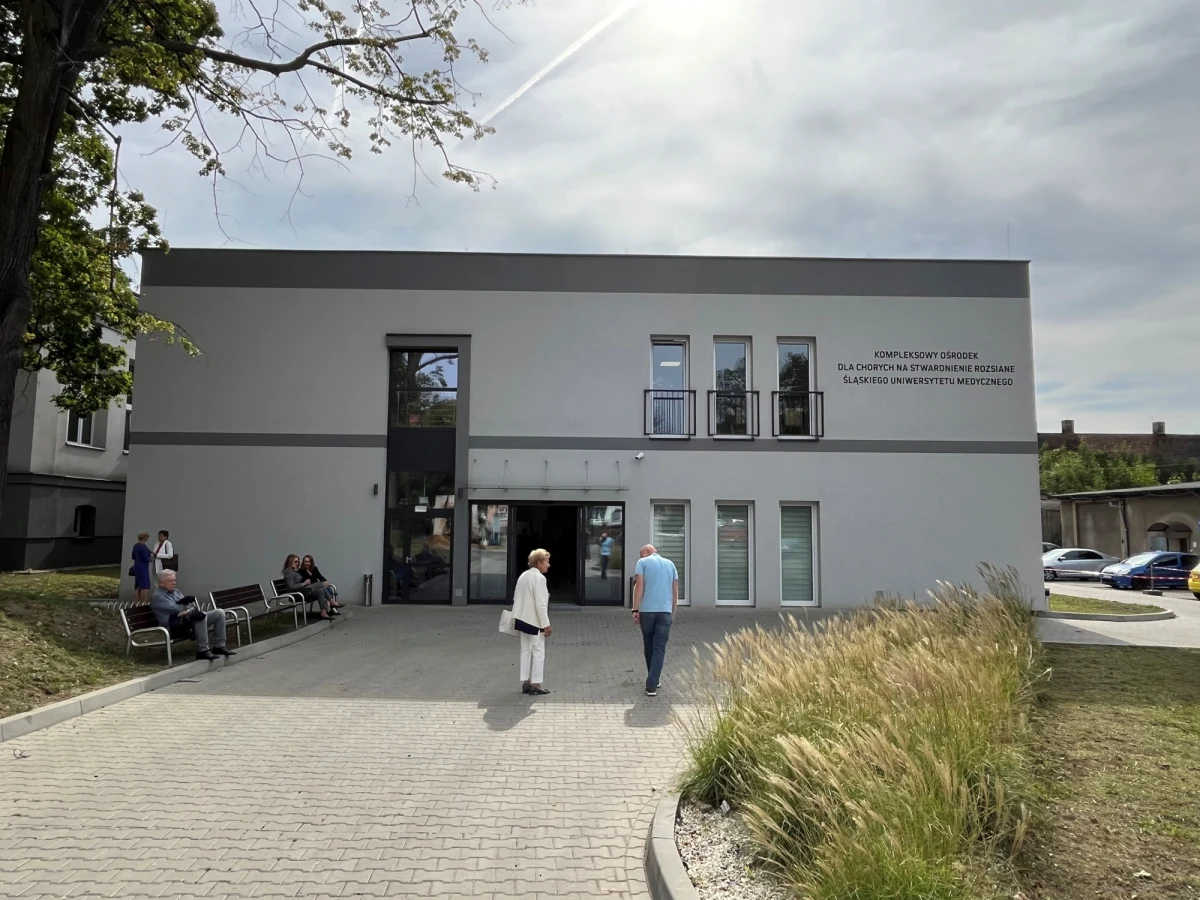 W Zabrzu otwarto kompleksowy ośrodek dla chorych na stwardnienie rozsiane. To pierwsza taka placówka w Polsce. Rocznie zapewni opiekę ok. 2-3  tysiącom pacjentów.
