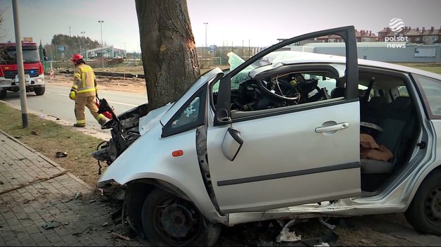 Po tragedii na Trasie Łazienkowskiej w Warszawie pojawiają się nowe pomysły na walkę z piratami drogowymi. Łukaszowi Ż., który wypadek spowodował, sądy wielokrotnie odbierały uprawnienia do prowadzenia auta. Ale ani to, ani perspektywa więzienia nie odstraszyły go, by zakazów nie łamać. Ministerstwo sprawiedliwości rozważa wprowadzenie do katalogu przestępstw zabójstwa drogowego. Dla „Wydarzeń” przygotował Marcin Piotr Wrona.