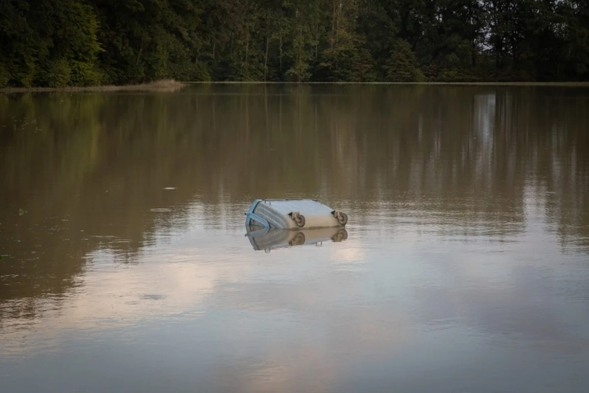 Śledczy sprawdzają, czy przedsiębiorca nielegalnie przekopał wał w Jeleniej Górze-Cieplicach, aby uchronić swój ośrodek kosztem sąsiadującej z nim ul. Sobieszowskiej - powiedziała prok. Ewa Węglarowicz-Makowska z Prokuratury Okręgowej w Jeleniej Górze. W poniedziałek na miejscu pracowali biegli.