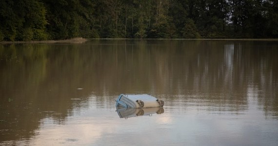 Śledczy sprawdzają, czy przedsiębiorca nielegalnie przekopał wał w Jeleniej Górze-Cieplicach, aby uchronić swój ośrodek kosztem sąsiadującej z nim ul. Sobieszowskiej - powiedziała prok. Ewa Węglarowicz-Makowska z Prokuratury Okręgowej w Jeleniej Górze. W poniedziałek na miejscu pracowali biegli.