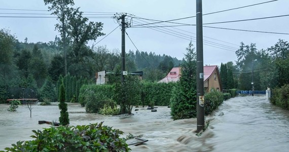 5 osób zginęło, 8 uważanych jest za zaginione. Ewakuowano 21,5 tysiąca mieszkańców, ponad 1,5 tysiąca uratowano przed wodą. Około 22 mosty trzeba będzie zburzyć - to bilans powodzi w Czechach. Rząd przewiduje, że deficyt budżetu w 2024 roku wzrośnie o 1,2 mld euro.