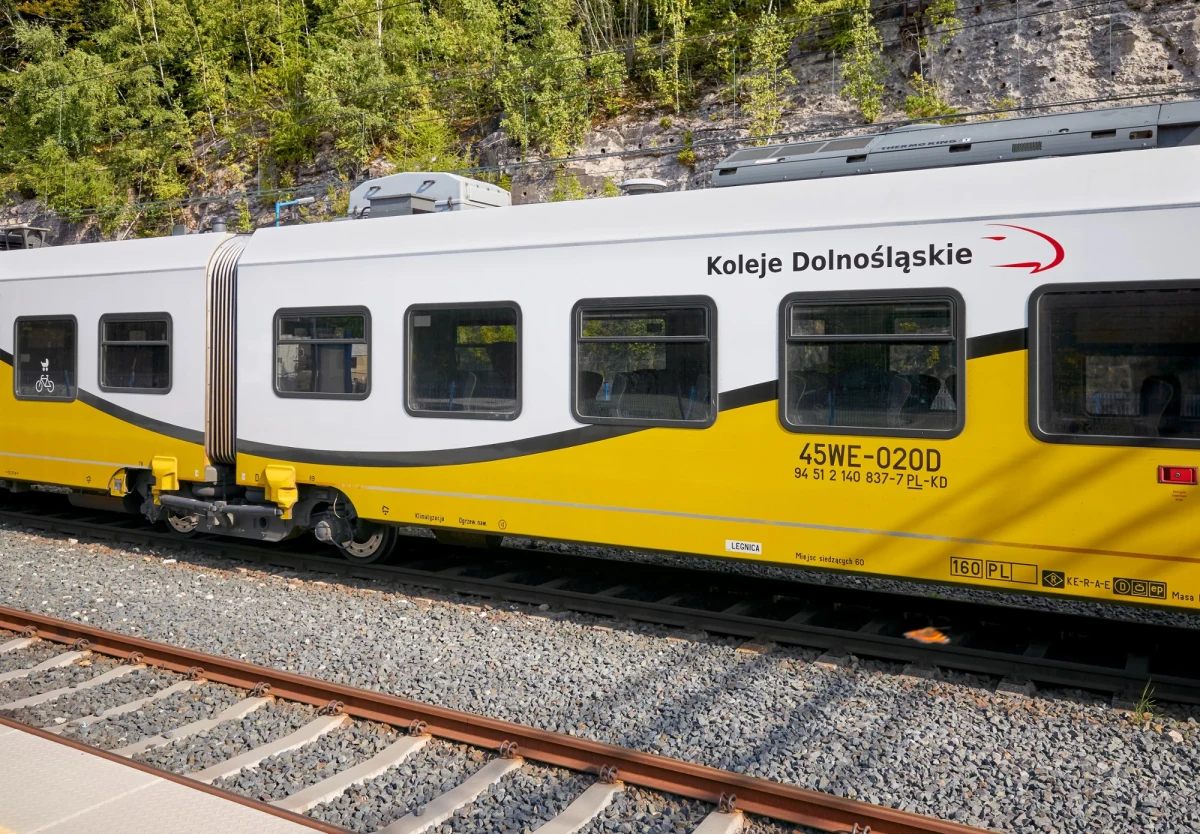 Koleje Dolnośląskie od dziś przywracają wszystkie połączenia realizowane przed powodzią, która nawiedziła Dolny Śląsk. Niektóre z nich będą realizowane przez autobusy zastępcze. Od wtorku pasażerowie dotrą tak m.in. do Stronia Śląskiego.