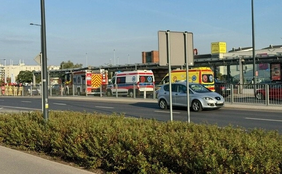 Na ul. Górczewskiej w Warszawie doszło do zderzenia trzech samochodów osobowych. Jedna osoba trafiła do szpitala. Informację o wypadku otrzymaliśmy na Gorącą Linię RMF FM.