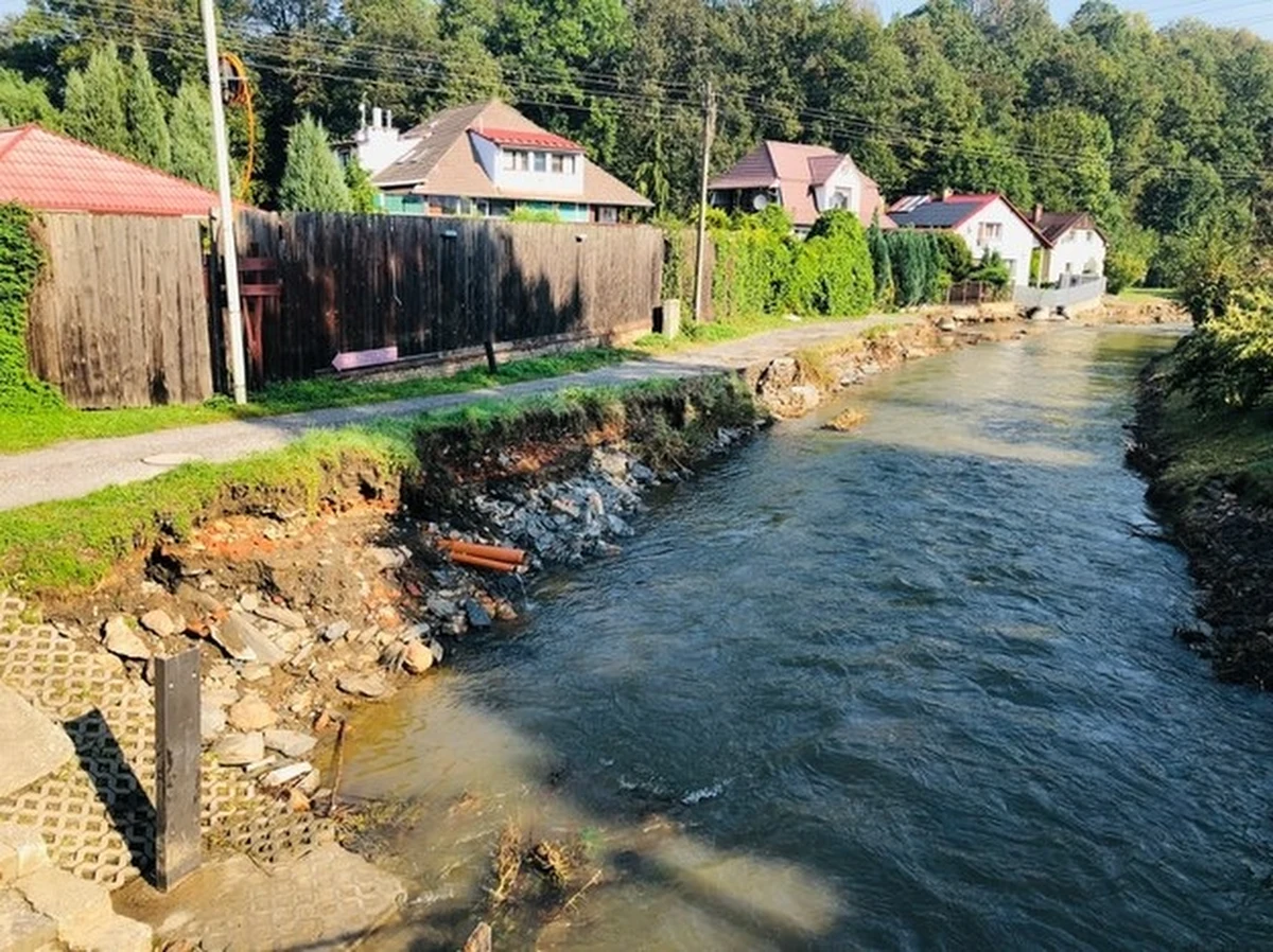 "Panie premierze, prosimy o udzielenie nam pomocy! Nie chcemy powtórki z 1997 roku!" - w ten sposób mieszkańcy zniszczonego przez powódź Jarnołtówka oraz okolicznych wsi w pow. nyskim na Opolszczyźnie zwrócili się w liście do premiera Donalda Tuska. Proszą o remont przesiąkniętej tamy i wałów. Ministerstwo Infrastruktury po interwencji reportera RMF FM zadeklarowało, że zleci kolejną kontrolę tamy i wałów.