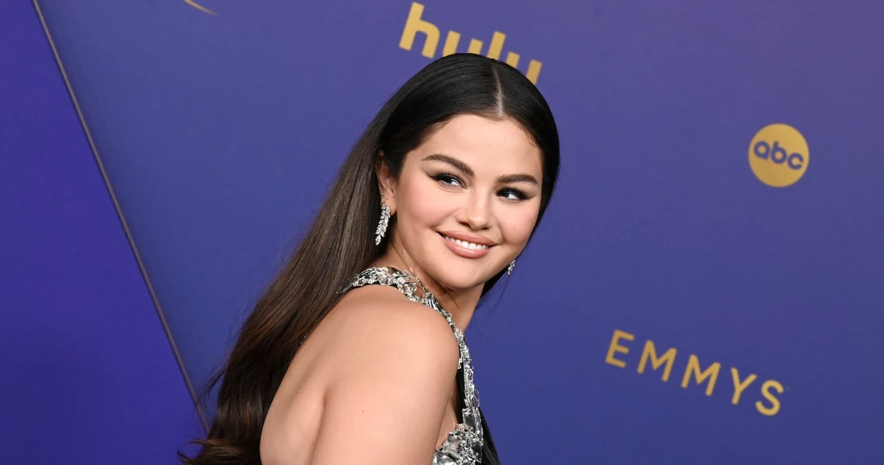  Selena Gomez bryluje w płaszczu idealnym. Każda kobieta powinna mieć go w szafie