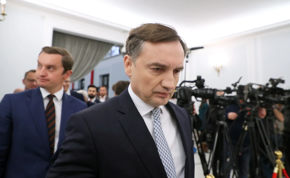 Opinia biegłego w sprawie możliwości przesłuchania Zbigniewa Ziobry - poza ograniczeniem jednej tury pytań do 2 godzin - nie zawiera żadnych obostrzeń. Jak nieoficjalnie ustalił reporter RMF FM Tomasz Skory, komisja śledcza ds. Pegasusa wezwie byłego ministra sprawiedliwości na przesłuchanie tak, jak każdego innego świadka.