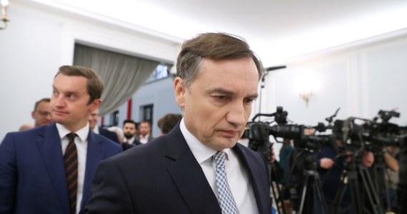 Opinia biegłego w sprawie możliwości przesłuchania Zbigniewa Ziobry - poza ograniczeniem jednej tury pytań do 2 godzin - nie zawiera żadnych obostrzeń. Jak nieoficjalnie ustalił reporter RMF FM Tomasz Skory, komisja śledcza ds. Pegasusa wezwie byłego ministra sprawiedliwości na przesłuchanie tak, jak każdego innego świadka.