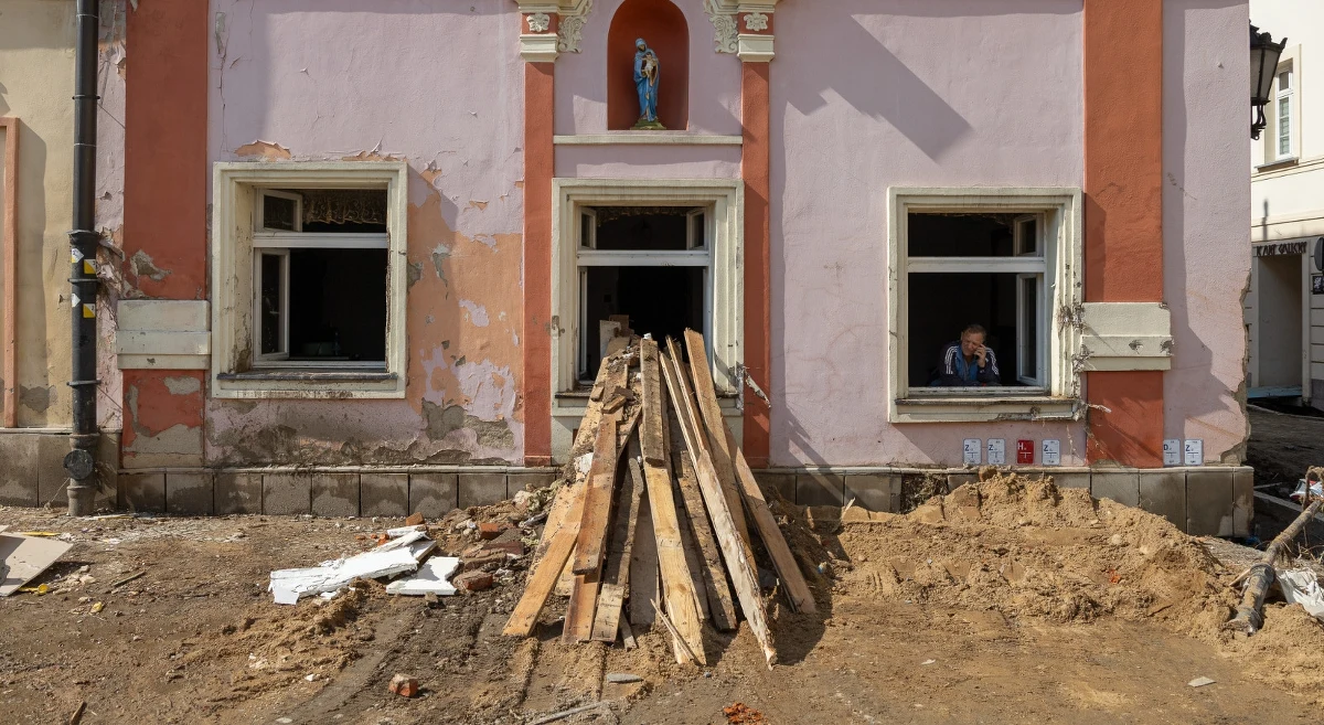 Kilkaset milionów złotych może trafić na odbudowę branży turystycznej po powodzi - dowiedział się nieoficjalnie reporter RMF FM Kacper Wróblewski. W samo południe rząd rozpoczął prace nad specustawą powodziową, która pozwoli na szybką pomoc mieszkańcom i samorządowym dotkniętym przez wielką wodę.