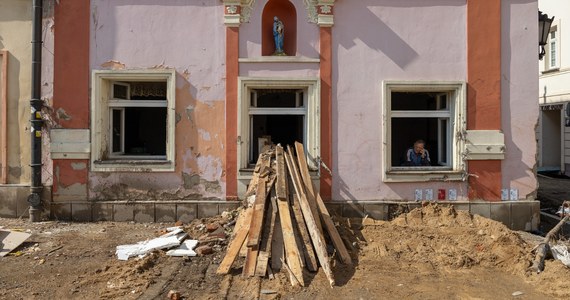 Kilkaset milionów złotych może trafić na odbudowę branży turystycznej po powodzi - dowiedział się nieoficjalnie reporter RMF FM Kacper Wróblewski. W samo południe rząd rozpoczął prace nad specustawą powodziową, która pozwoli na szybką pomoc mieszkańcom i samorządowym dotkniętym przez wielką wodę.