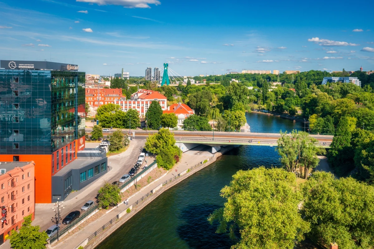 Ruch na moście Bernardyńskim w centrum Bydgoszczy został ograniczony. Podczas porannych prac wykryto awarię stalowego przegubu - poinformował Zarząd Dróg Miejskich. Zamknięty został prawy pas jezdni w kierunku Ronda Jagiellonów.