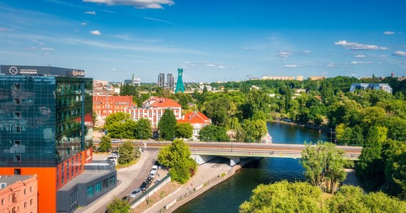 Ruch na moście Bernardyńskim w centrum Bydgoszczy został ograniczony. Podczas porannych prac wykryto awarię stalowego przegubu - poinformował Zarząd Dróg Miejskich. Zamknięty został prawy pas jezdni w kierunku Ronda Jagiellonów.