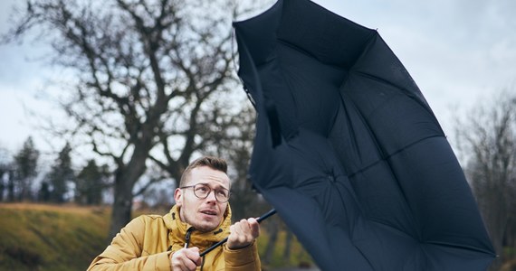 Instytut Meteorologii i Gospodarki Wodnej wydał we wtorek ostrzeżenia I stopnia przed silnym wiatrem w 5 województwach na południu kraju. Prędkość wiatru może wynieść tam w porywach do 70 km/h. Z kolei na północnym zachodzie Polski mogą rozwinąć się burze.