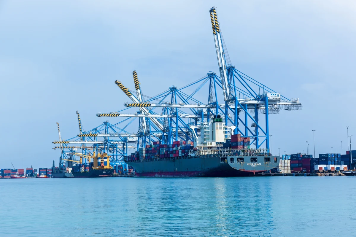 Uszkodzony statek towarowy Ruby, przewożący 20 tys. ton saletry amonowej, środka, który wybuchł w porcie w Bejrucie w 2020 roku, we wtorek zmierzał do portu w Valletcie na Malcie - wynika z danych ogólnodostępnych serwisów do śledzenia ruchu jednostek pływających. Statek z niebezpiecznym ładunkiem wypłynął z Rosji. W norweskim Tromsoe odmówiono mu zgody na pozostanie, Kłajpeda i Goeteborg go nie wpuściły. 