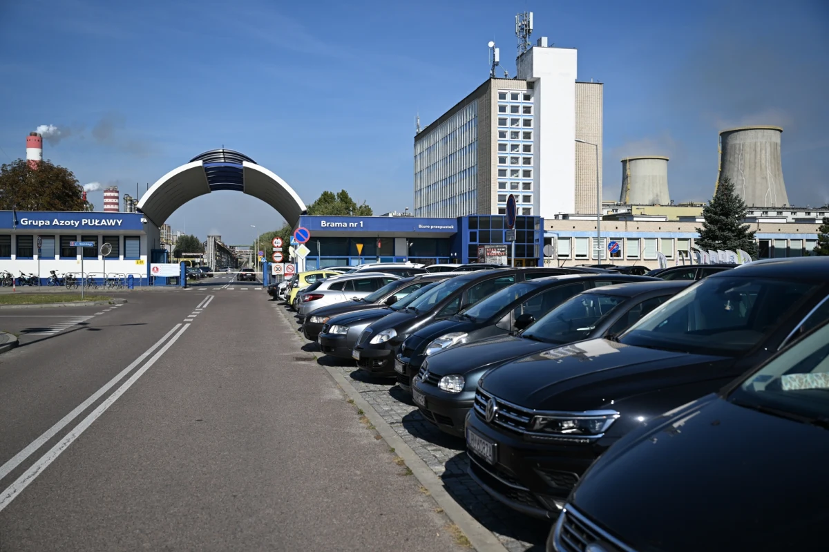 Zakłady Azotowe w Puławach są w tak złej sytuacji, że chcą ciąć wydatki na wynagrodzenia, na co nie zgadzają się związkowcy. Firma zawiadomiła prokuraturę o działaniu na szkodę spółki i milionowych stratach. Chce śledztwa w sprawie wydatków na reklamę i sponsoring oraz w sprawie umów z odchodzącą kadrą menadżerską. 