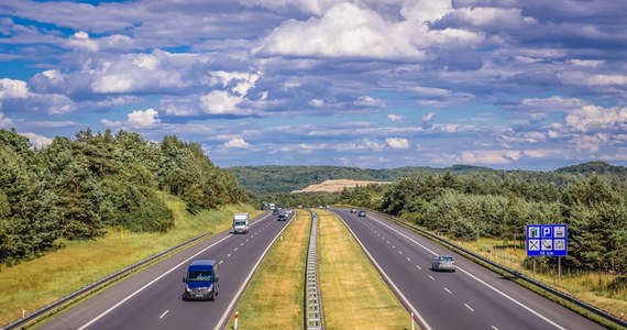 ​Odcinek A4 Katowice Kraków bezpłatny dla organizacji wiozących dary dla powodzian - ogłosiła spółka Stalexport Autostrada Małopolska. Zanim jednak skorzystają z darmowego przejazdu... muszą złożyć wniosek. Spółka tłumaczy, że takie rozwiązanie się sprawdziło, a weryfikacja jest konieczna, by zapobiec nadużyciom.  