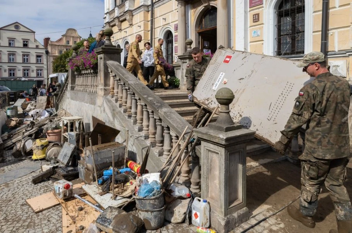 262 osoby znajdują się poza swoim miejscem zamieszkania, 69 mieszkań jest niezdatnych do użytku - tak o zniszczeniach w Stroniu Śląskim i Lądku-Zdroju mówił na konferencji prasowej pełnomocnik MSWiA do spraw zarządzania kryzysowego nadbryg. Michał Kamieniecki. Na miejscu pracuje 2 tys. żołnierzy, a także kilkuset strażaków i przedstawicieli innych służb mundurowych.