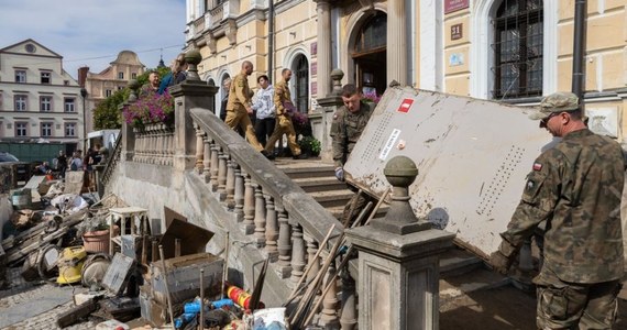 262 osoby znajdują się poza swoim miejscem zamieszkania, 69 mieszkań jest niezdatnych do użytku - tak o zniszczeniach w Stroniu Śląskim i Lądku-Zdroju mówił na konferencji prasowej pełnomocnik MSWiA do spraw zarządzania kryzysowego nadbryg. Michał Kamieniecki. Na miejscu pracuje 2 tys. żołnierzy, a także kilkuset strażaków i przedstawicieli innych służb mundurowych.