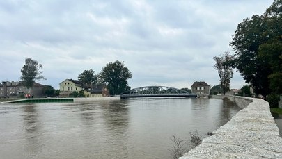 Krosno Odrzańskie odpiera wielką falę. Domy zabezpieczone workami i folią