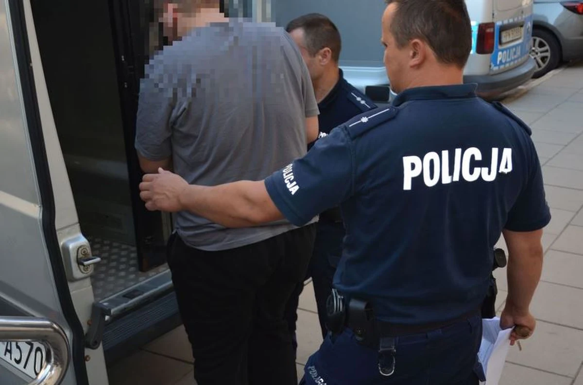 Za przechowywanie treści pornograficznych i dopuszczenie się innych czynności seksualnych z małoletnią poniżej 15 roku życia odpowie mężczyzna zatrzymany przez policjantów z Suwałk. Mężczyzna zmuszał dziewczynkę do przesyłania nagich zdjęć i groził, że jeśli tego nie zrobi opublikuje te, które już ma w sieci.    