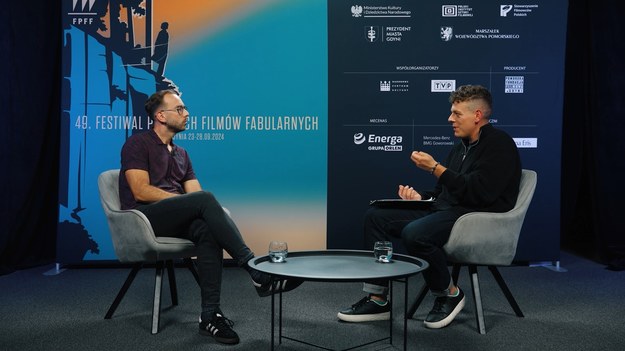 49. Festiwal Polskich Filmów Fabularnych w Gdyni okiem krytyków i dziennikarzy filmowych w programie „PrzeVODnik”. Jakub Jusiński i Bartosz Wróblewski wspólnie ze swoimi gośćmi omawiają najlepsze polskie filmy 2024 roku. W tym odcinku Marcin Radomski podzielił się opinią o filmie "Kobieta z..." w reżyserii Małgorzaty Szumowskiej i Michała Englerta.