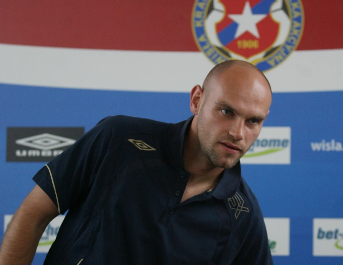 Gorąco w Wiśle Kraków. We wtorek Mariusz Jop został tymczasowym trenerem, zastępując zwolnionego w poniedziałek Kazimierza Moskala. Po południu list do sympatyków Wisły wystosował prezes klubu Jarosław Królewski.