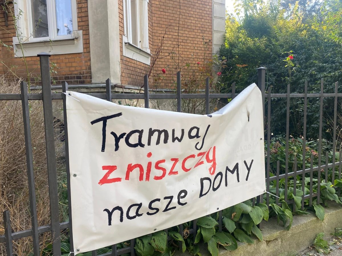 Poprowadzenie nowej linii tramwajowej przez ulicę Bohaterów Getta Warszawskiego, której od blisko dekady sprzeciwiają się mieszkańcy Wrzeszcza, zostało wstrzymane - poinformowali na konferencji prasowej przedstawiciele stowarzyszenia Dolina Królewska. 