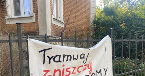 Poprowadzenie nowej linii tramwajowej przez ulicę Bohaterów Getta Warszawskiego, której od blisko dekady sprzeciwiają się mieszkańcy Wrzeszcza, zostało wstrzymane - poinformowali na konferencji prasowej przedstawiciele stowarzyszenia Dolina Królewska. 