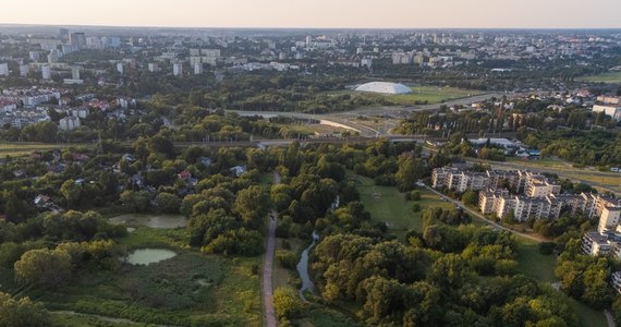 Władze Lublina podpisały umowę na zaprojektowanie Parku Nadrzecznego na osiedlu Łąkowa. Centrum nowego parku będzie trawiasta plaża nad rzeką Bystrzycą, ale powstaną także dojścia do rzeki i alejki spacerowe oraz punkty widokowe. Projekt ma uwzględniać modernizację istniejących boisk i budowę wybiegu dla psów.