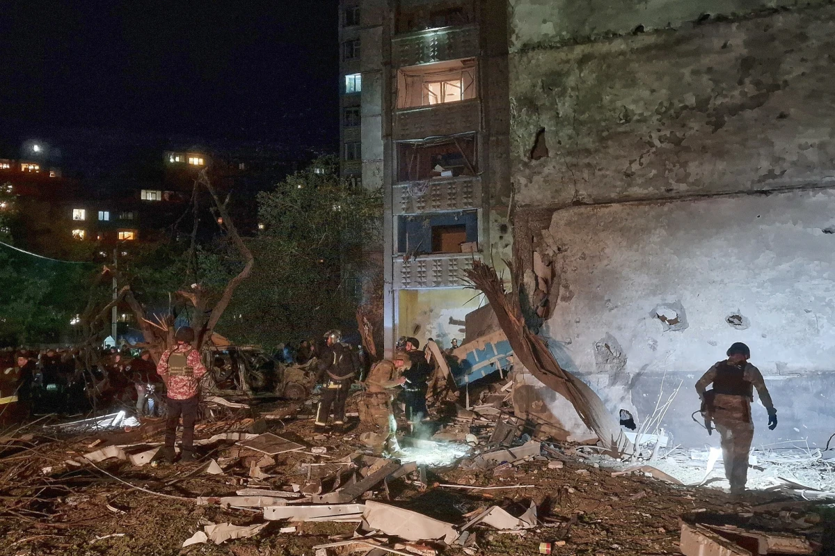 Co najmniej trzy osoby zginęły w ataku na Charków, na północnym wschodzie Ukrainy. Wojska Rosji uderzyły kierowanymi bombami lotniczymi w bloki mieszkalne. Pod gruzami wciąż mogą być ludzie – poinformowały władze obwodu charkowskiego.