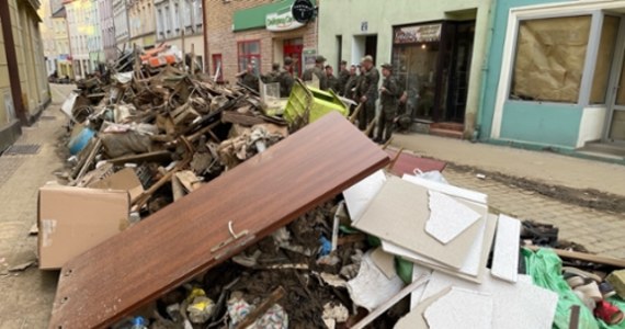 To krajobraz jak po potężnej bitwie - mówią reporterowi RMF FM Pawłowi Koniecznemu mieszkańcy Głuchołaz. Wciąż sprzątają oni miasto po powodzi, jaka nawiedziła Góry Opawskie przed tygodniem.